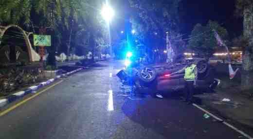 Toyota Rush Terbalik di Muba, Sopir Luka-Luka tapi 7 Penumpang Selamat